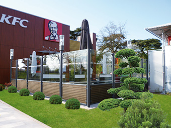 Mobilier terrasse restaurant KFC : paravents, tables, poubelles