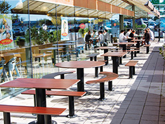 Tables extérieures avec bancs ligne Moka pour cafétéria Toquenelle