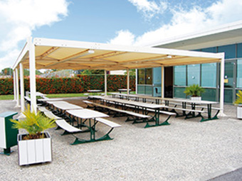 Tables extérieures cantine entreprise ligne Hysope et Abri terrasse pour Motorola