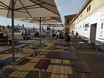 Tables terrasse extérieur Moka en teck pour Elior