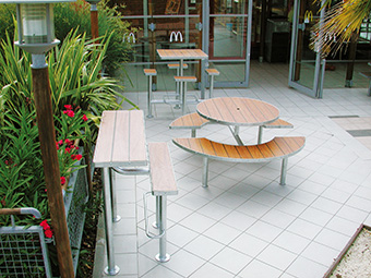 Tables terrasse McDonald's (tables hautes et tables rondes) et clôtures grillagées
