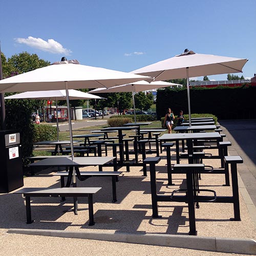 terrasse-exterieure-parasol-poubelle-snack